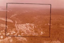 våningshus, uthus, boligbyggelag, trær, haver, jorder, fabri