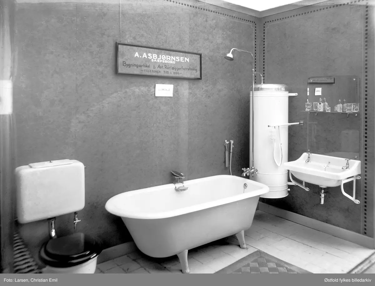 utstilling, Østfoldutstillingen, rørlegger, bad, Asbjørnsen, Østfoldutstillingen i Sarpbsborg 1930.
Østfold fylkesutstilling i samarbeid med Sarpsborg kommune og Østfold landbruksselskap (100 år) og de andre Østfoldbyene. 
I alt ti avdelinger for skogbruk, landbruk, industri, husflid, osv. Også kulturhistorisk utstilling på Borgarsyssel Museum.
