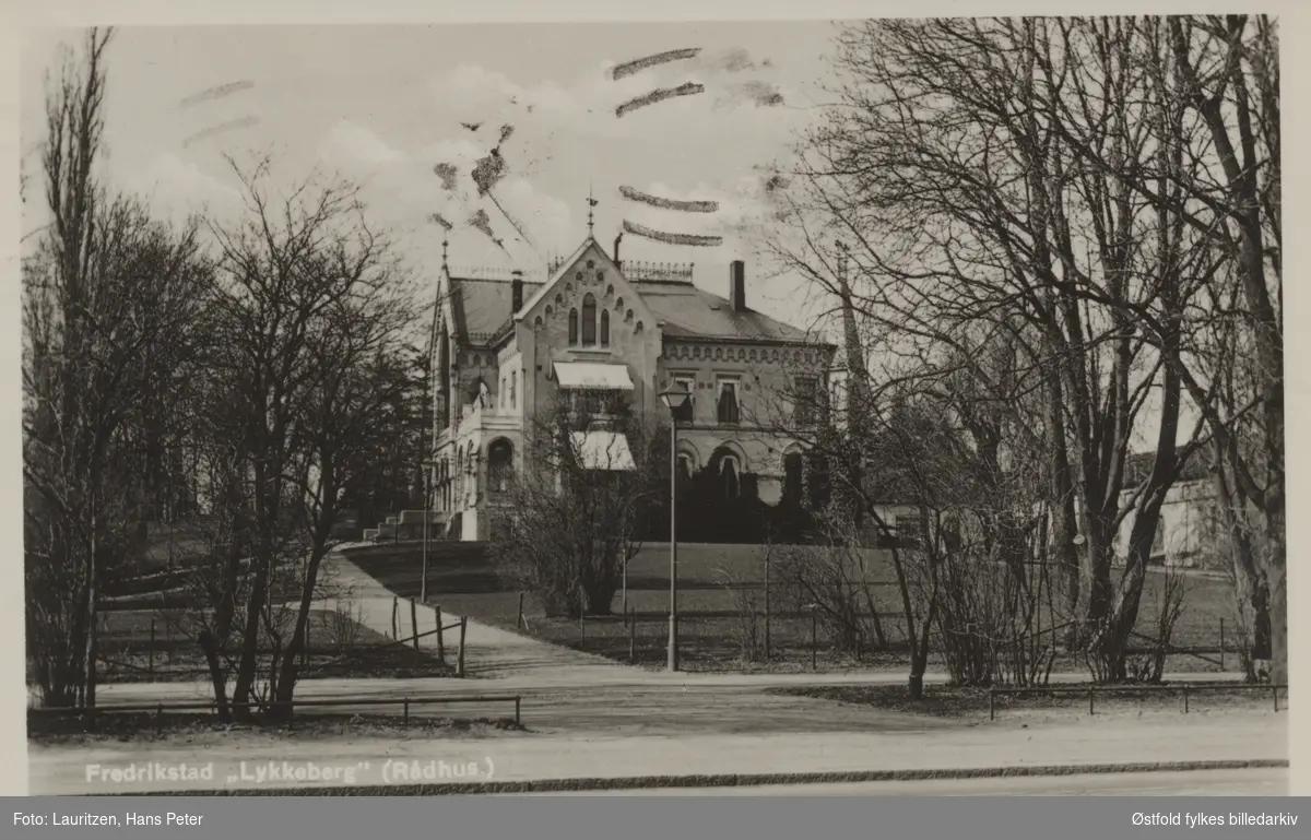 Lykkeberg, administrasjonsbygning for Fredrikstad kommune, tatt fra parken. Lykkeberg ble bygget i 1875 for trelasthandler Julius Jacobsen, grunnflate på 460 m2, og 10 mål stor hage. Postkort.