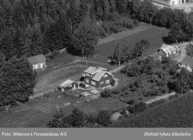 Molvikbråten i Rygge, flyfoto  1964.
Huset i midten heter Hagset (Ryggeveien 445 a). TIl høyre i bilde er Molvikbråten. Til venstre i bildet ses låven til den andre plassen Molvikbråten.