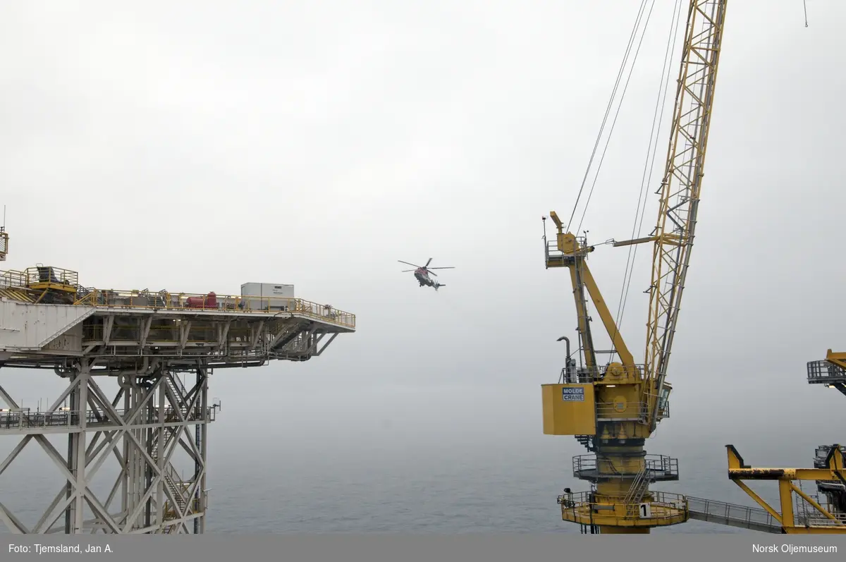 Et helikopter av typen Siper Puma kommer inn for landing på Statfjord C ...