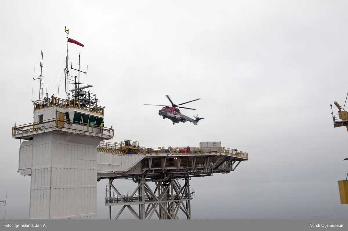 Et helikopter av typen Super Puma kommer inn for landing på Statfjord C.
Helikopter som trafikkerer Statfjordfeltet har base på Flesland ved Bergen og har en times flytid ut til feltet.