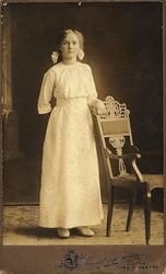 konfirmant, jente, helfigur, hvit kjole,