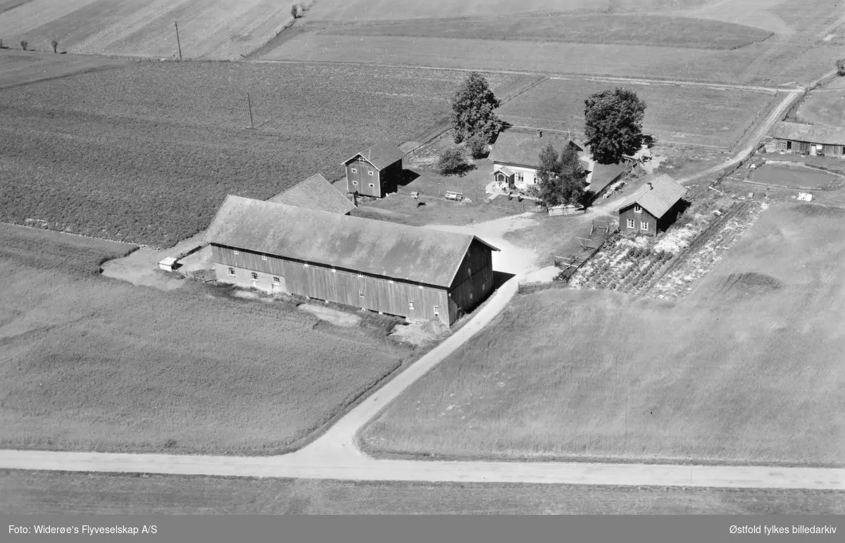 Flyfoto av gården Heen i Eidsberg 1951.