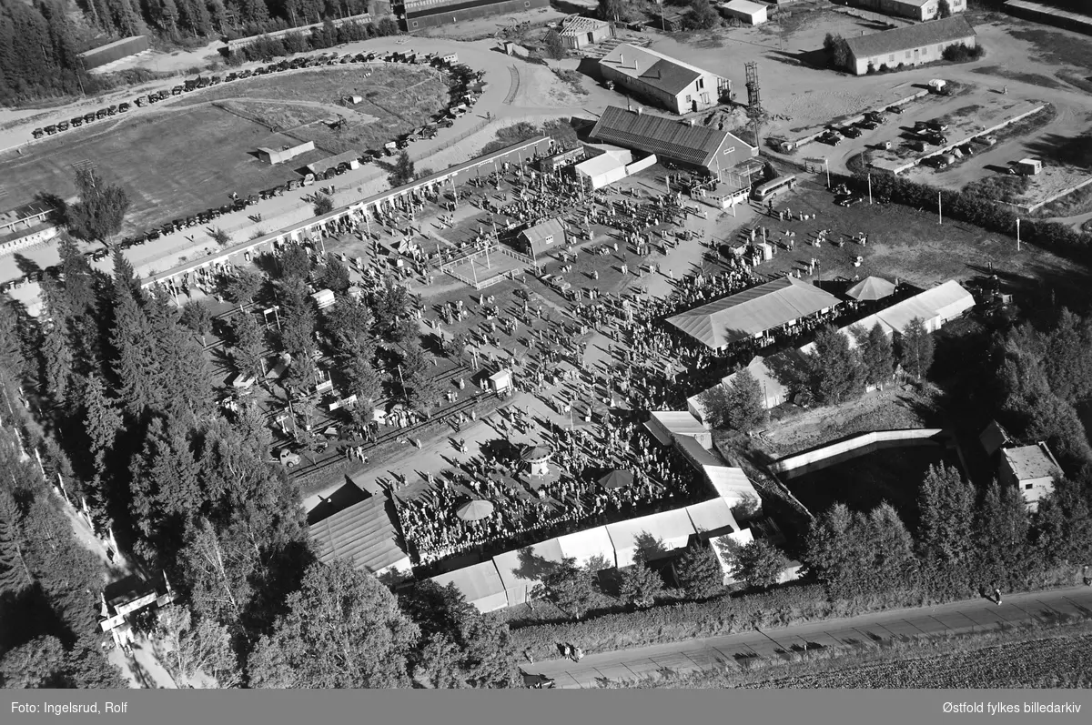 Momarkedet på Mysen i Eidsberg flyfoto 24. august 1952. Også kalt Momarken.