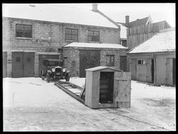 Bakgårdsmiljø med smørebukk, J. Fischers vulkaniseringsverks