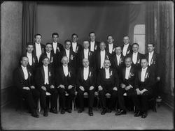 Sarpsborg sangforening, guppe sangere i fotoatlelier, kledd 