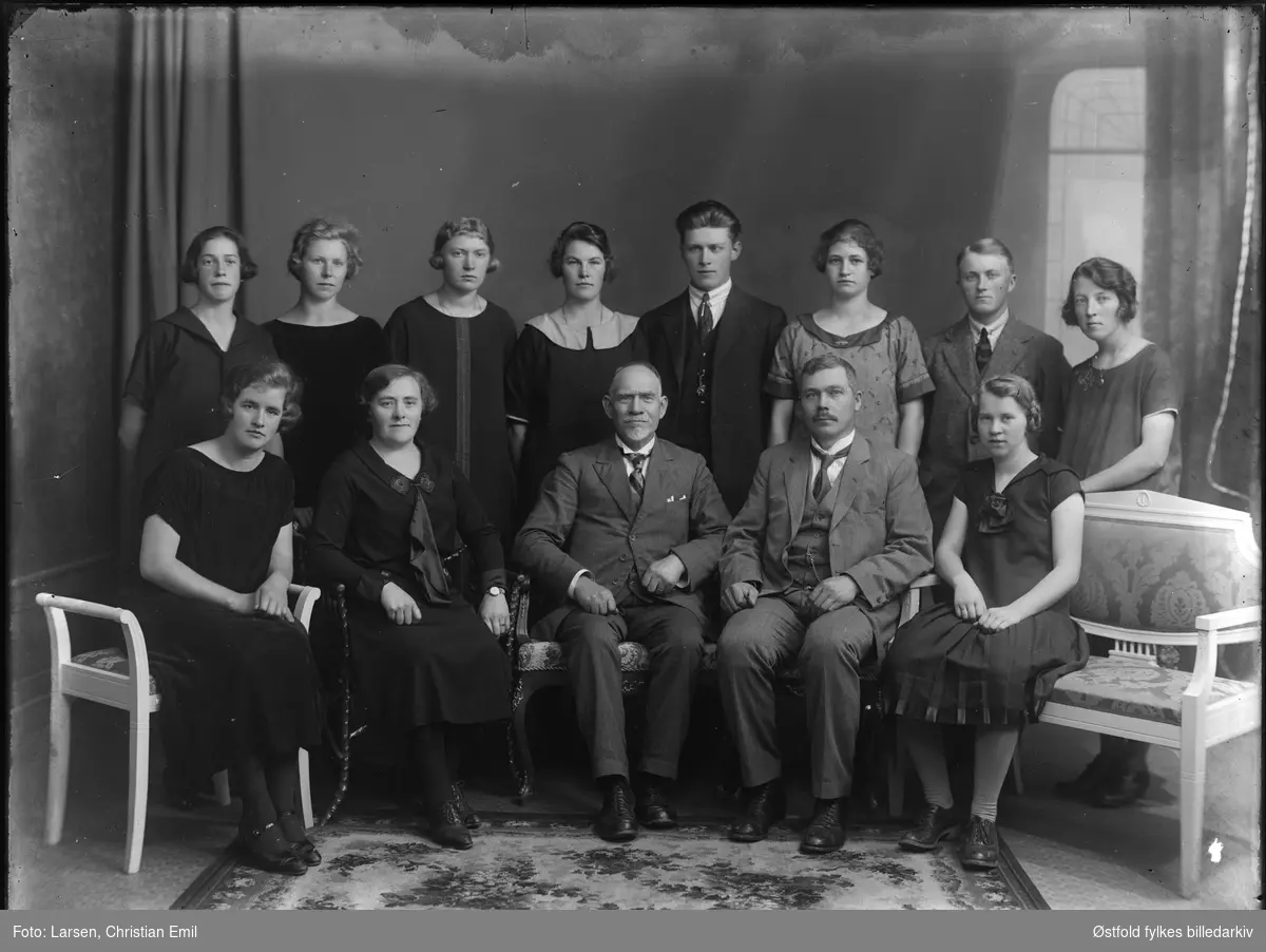 Gruppeportrett hos fotografen, datert 1926. Ukjent familie.