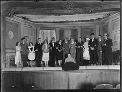 Fra Festiviteten i Sarpsborg,  femten skuespillere på scenen