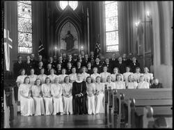 Konfirmanter i Sarpsborg kirke våren 1945. Kjoler sydd av fa