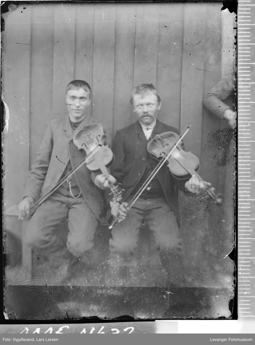 Portrett av to menn med fioliner.