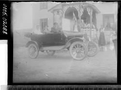 Brudepar i en bil type Ford T modell 1920-22.