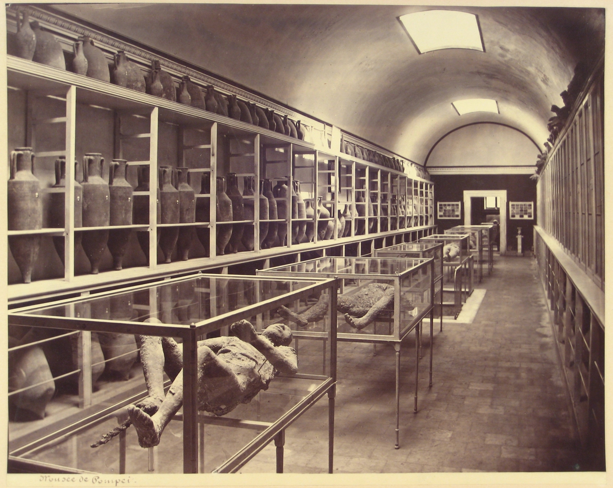 Från utgrävningarna i Pompeji, museet, stort fotografi.

Tillhör Adolf Andersohns samling.

Johan Adolf Andersohn (1820-1887) var handlare/filantrop och museets grundare.