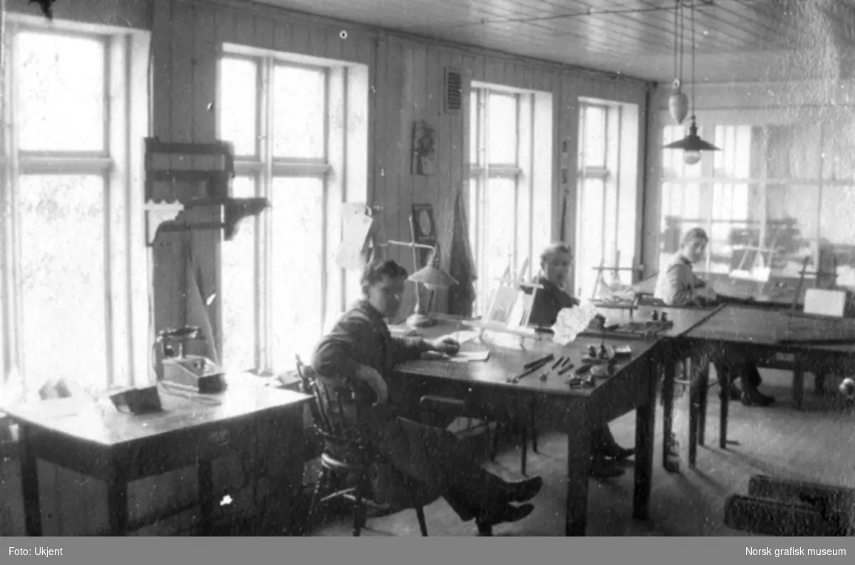 Tre menn sitter ved hver sin arbeidspult i Dreyers reproduksjonsanstalt. Samme rom som ST.G 2010-001-0002, -0039 og -0040.
Albumtekst:
"Oversigt fra (forman)skabet -19"
1919