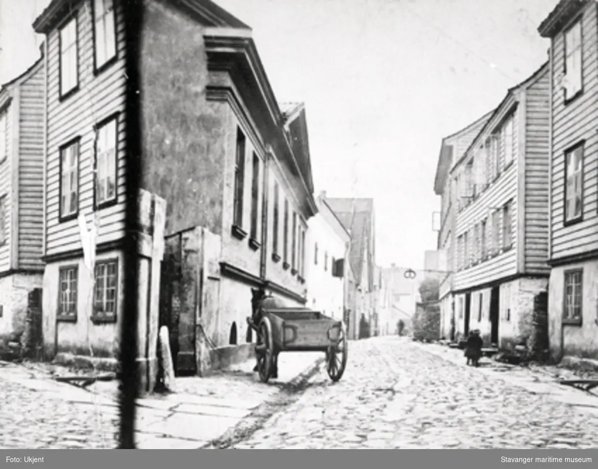 Kopi av stereografifoto av Nedre Strandgate i Stavanger. Den gamle tollboden ligger til venstre i motivet.