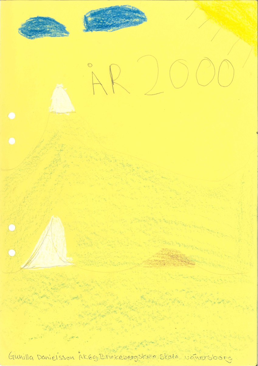 Uppsats om en framtidsversion om år 2000 skriven 1979.

Framsidan är ett gult papper med en teckning med snöklädda alptoppar. Titeln är "Tävlingsbidrag till Älvsborgsposten om framtiden och vår miljö".

Ingår i en samling innehållande 98 st Uppsatser. 103 st Teckningar gjorda av skolbarn, från norra länsdelen.

Från en tävling. ''Framtiden och vår miljö'', annordnad av Älvsborgs-posten i samarbete med Älvsborgs Länsmuseum. Utställning. 19 Dec. 1979.
