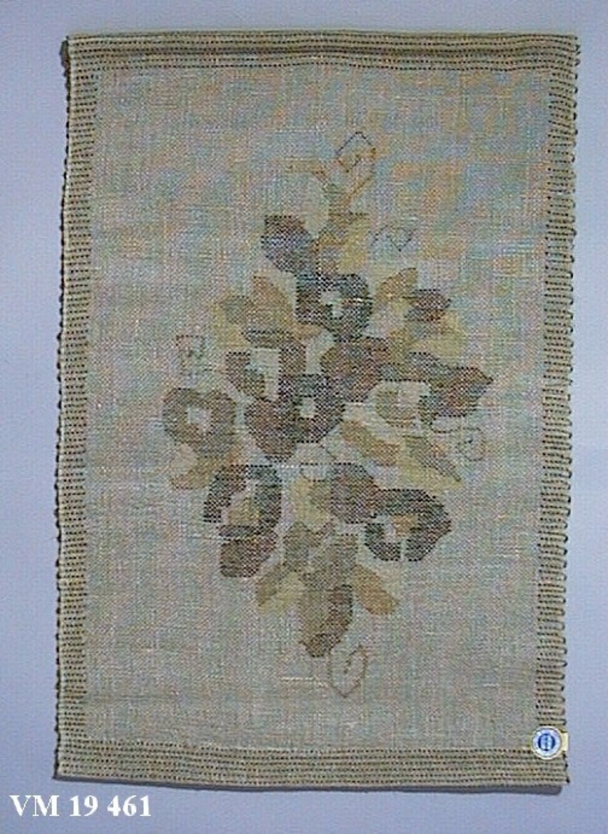 Vävd av Älvsborgsslöjd i Trollhättan efter mönster ur Johanna Brunssons samling på Länsmuseet. Inköpt vid affärens nedläggning 1984-85.

Motiv/dekor: Blommor.