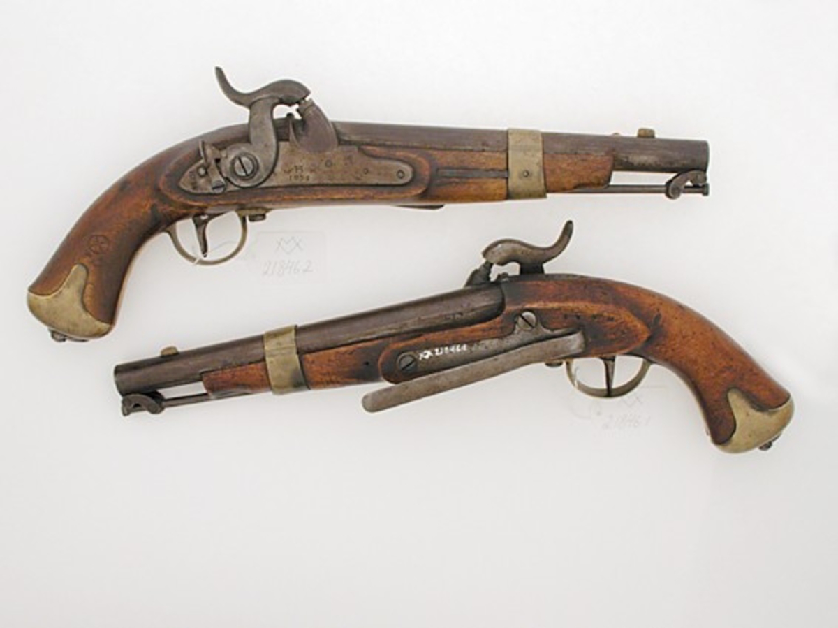 Ett par pistoler, mynningsladdare med slaglås. Laddstaken är införd i stocken och fästad vid pipans mynning. Pistolerna är för flottan, typ m/1854. Flottans kassationsstämpel finns på båda vapnen.
 
VM 21 846:1 Är märkt ''179'', ''H 1855'' på låsblecket och ''DH JE'', ''H'', ''179'' på pipan samt ''179'', ''H'', ''1855'' på stocken.

VM 21 846:2 Är märkt ''1054'', ''H 1855'' på låsblecket och ''DH JE'', ''H'' på pipan samt ''1054 JE 1855'' på stocken.
 

Ägaren, Wilhelm d´Orchimont, föddes i Marstrand 1783 som son av majoren Carl Ferdinand Johan d´Orchimont (1757 - 1824) och dennes hustru Anna Christina Bundsen (1766 - 1850). Wilhelm d´Orchimont började utbildning som kadett vid Karlberg 1798 varifrån han utexaminerades 1801. Efter en rask militär karriär utnämndes han till överste och chef för Västgöta-Dals regemente1817 och adlades samma år. Han hade då bevistat kriget mot Norge 1809 samt deltagit som ordonnansofficer i kriget i Tyskland 1813-14. Han var adjuntant hos konungen 1818 och generaladjuntant 1826. År 1838 utnämndes han till landshövding i Skaraborgs län och blev samma år generalmajor och konungens 1:e adjuntant. Wilhelm d´Orchimont avled i Stockholm 1861. År 1830 inköpte han fastigheten Edsgatan 1 i Vänersborg av Västgöta-Dals regemente. Han var från 1815 gift med Fredrika Nilsson (1788 - 1850), dotter av brukspatronen och bergsmannen Nils Nilsson, Grythyttehed, och dennes hustru Christina Schwartz.
 

Ägaren var farfarsfars bror till givaren Curt d´Orchimont på Björkås, Vargön.