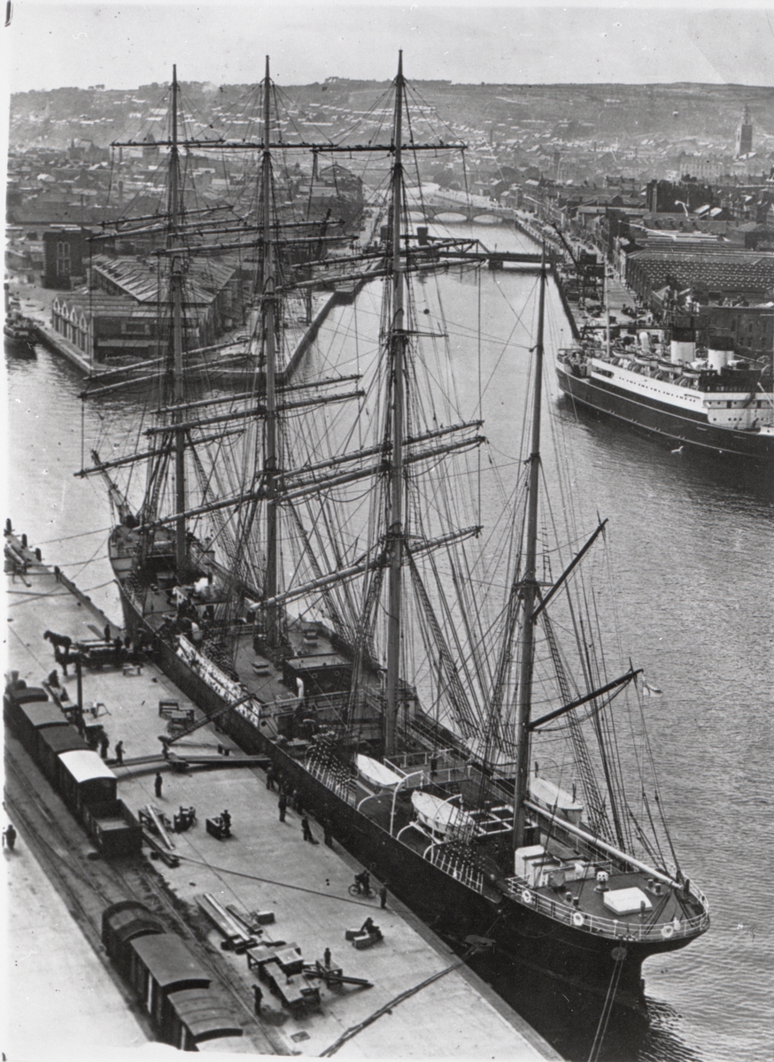 [från fotobeskrivningen:] [---] "4-mast. barkskeppet MOSHULU av Mariehamn i Cork (Irland), sommaren 1936." [---]