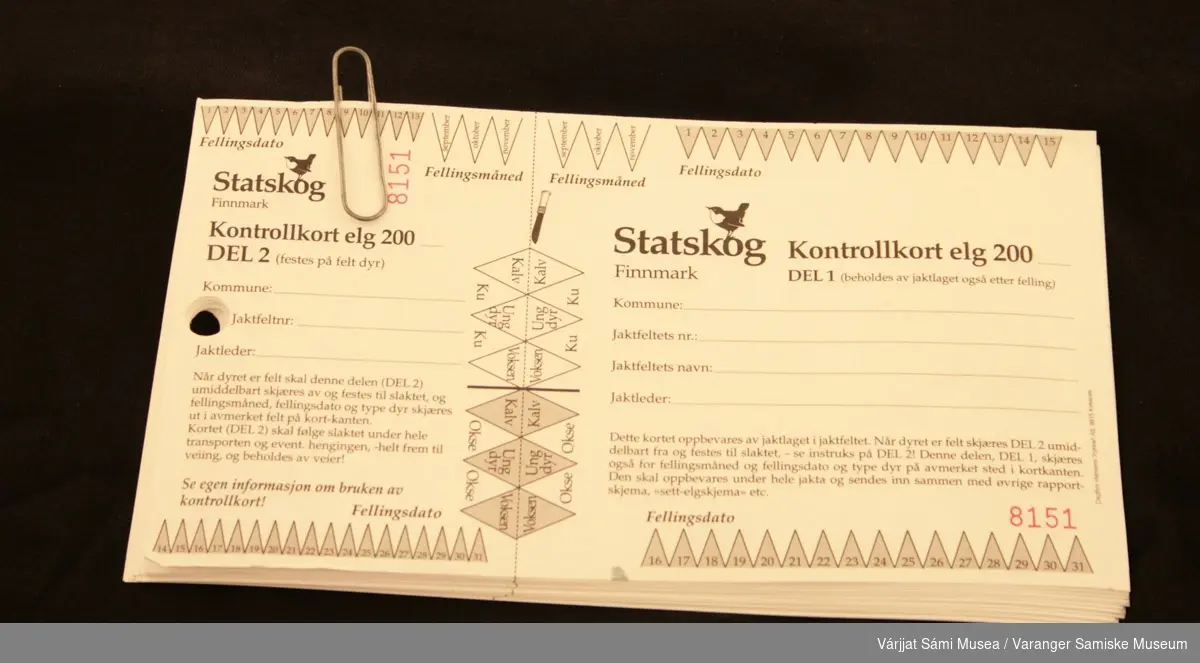 15 "Kontrollkort elg" utstedt av Statskog Finnmark. Kortene er nummeret 8151 - 8165. De består av to deler, en som skal festes til slaktet og en som skal oppbevares av jaktlaget. Kortene er av hvitt vannbestandig papir og holdes sammen av en sølvfarget metallbinders.