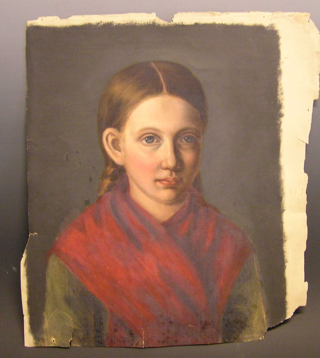 Ung pike, 3/4 en face,brystbildet. Mørkblondt, glatt hår , fletter med midtskill. Sjal og kjole.