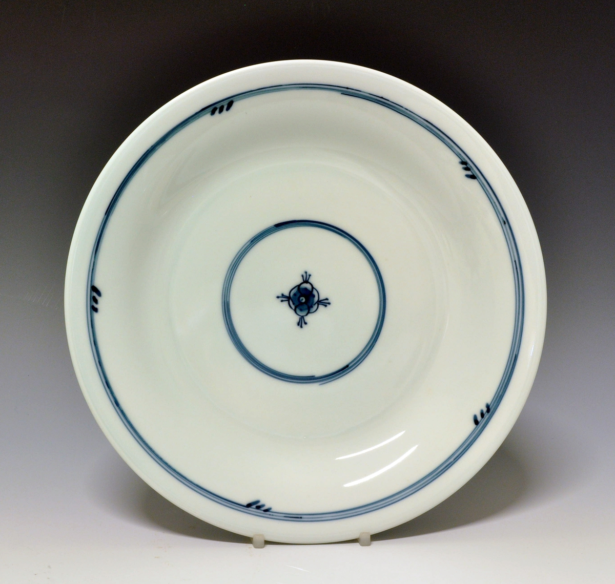 Flat tallerken i porselen, med glatt kant.
Dekor: Stråmønsterinspirert dekor av Jens von der Lippe
Modell: 2590, Leif Enger
