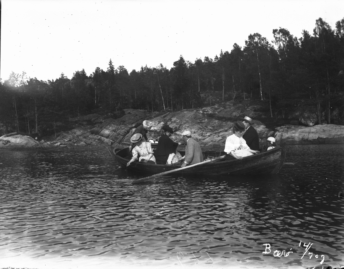 Menn og kvinner fisker fra kogg ved Bærø 14-7-09. Kragerø