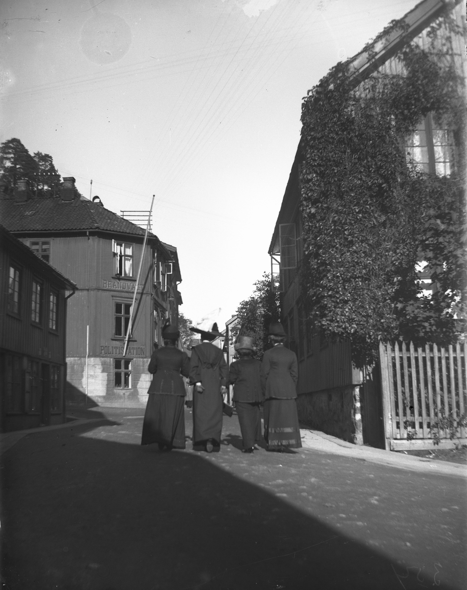 Fire damer i gata ved Brannvakta. Kragerø