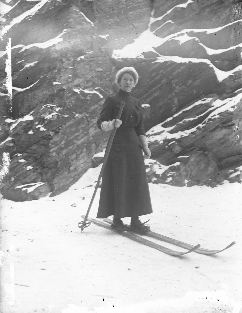 Ung kvinne på ski - ved Oslo?
