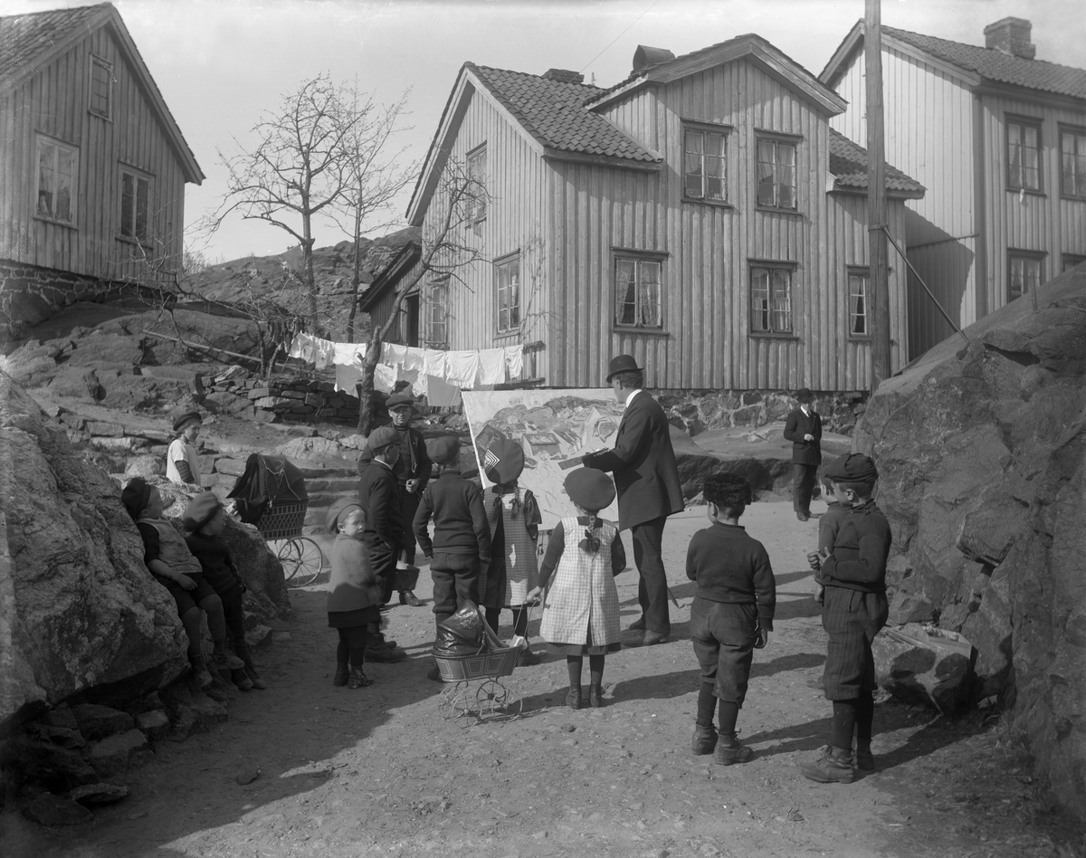 Munch med lerret blant lekende barn på Skrubben. Kragerø