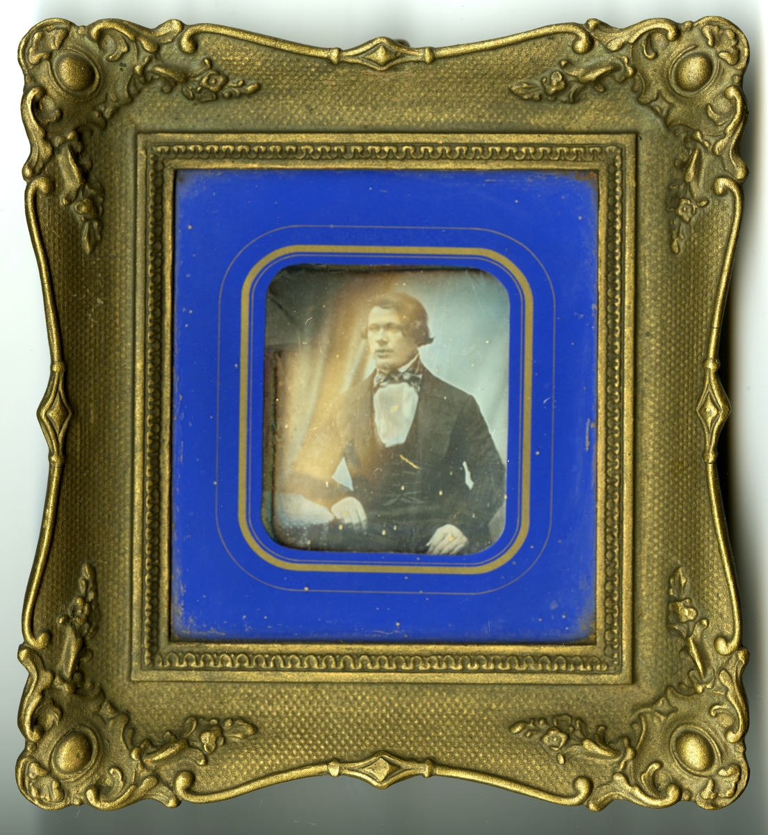Daguerrotype med portrett av yngre mann.