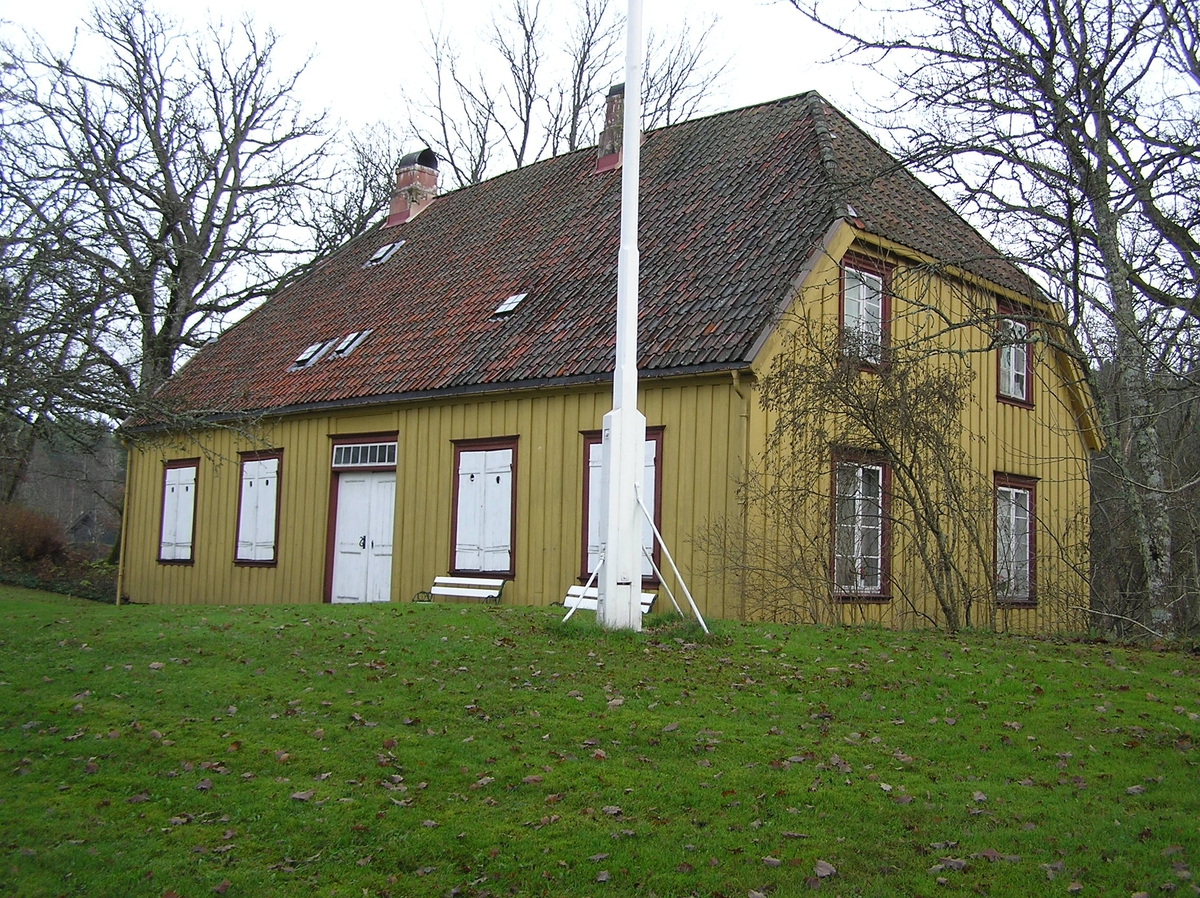 Hovedhuset, gårdsbetyrerens hus, låven, og utedoen på Berg-Kragerø Museum