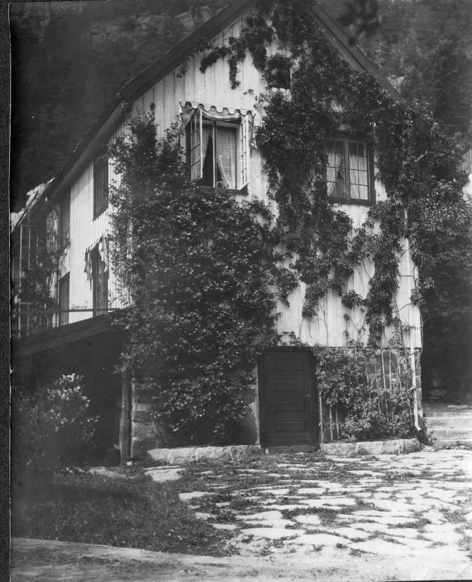 Bryggerhuset, sommer på Frøvik gård. ca. 1920 -30