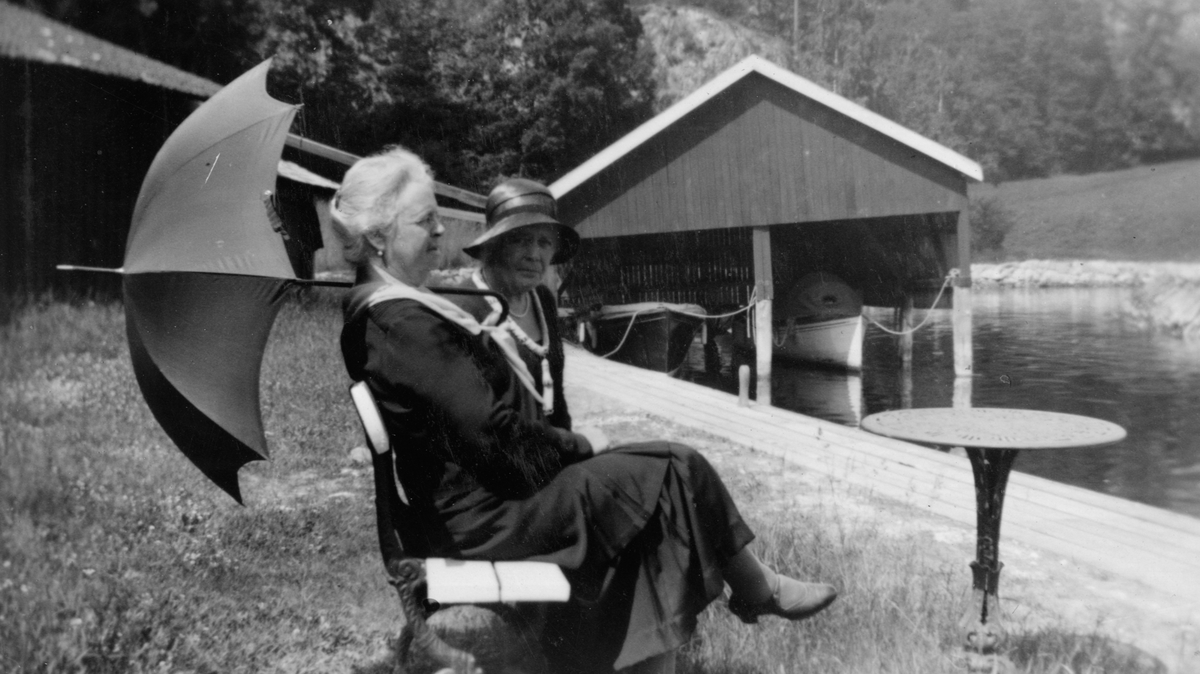 Elisa og Nanne ved brygga i sommersola.  Frøvik gård. 1931.