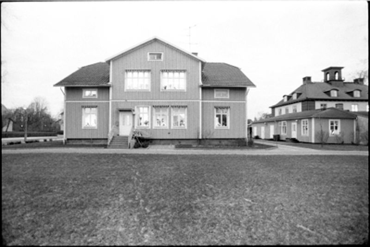 Bostadshus (Se 892).  Laxen 1   Åmål