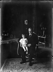 En mann med sitt barn/barnebarn på fanget