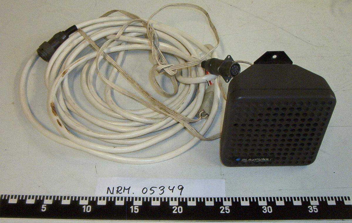 Innhold:
1 - Mikrofon SRA General Electric Co. ., USA
1 - Charger CU6008
1 - Charger Simonses type FW1399
1 - Høytaler Blaupunkt 1S Watt
1 - Telefonforsterker