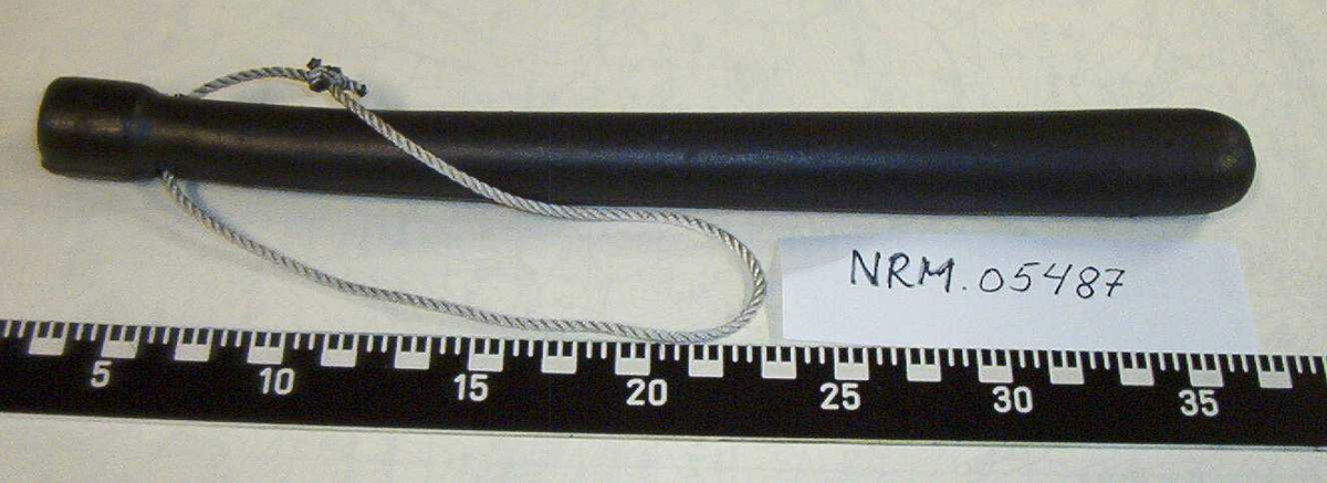 Sort gummikølle med grå reim, og er reparert/forsterket med tape.

Fotonummer NRM.05487 brukt til registreringen av alle sorte fengselskøller NRM.05487 - NRM.05499