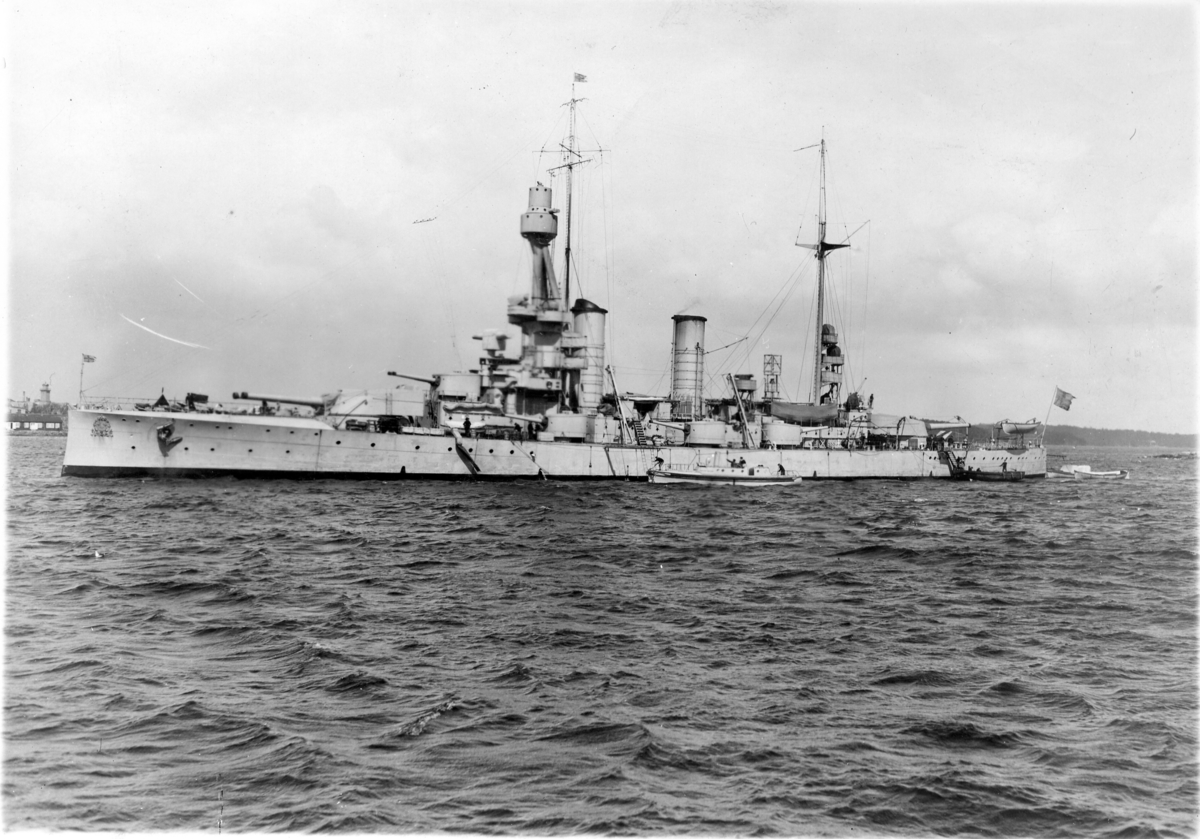 Pansarskeppet Sverige (F-Båten) på redden i Karlskrona