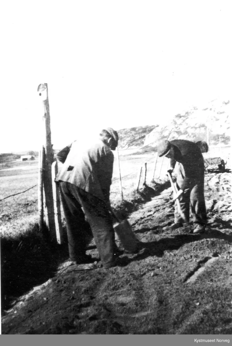 Asgeir Strøm og Wilhelm Estensen på Veiarbeid på Flatanger