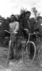 Otto, Hans og Einar Ofstad, liggende ukjente gutter