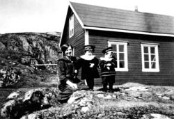 Mor Marie Borgan med barna Valbjørg og Gunnar