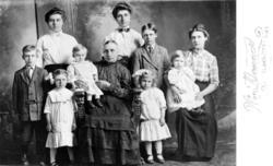 Katrine Evensen med barn og barnebarn