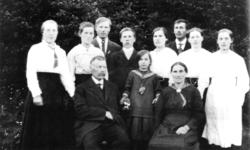 Jensine og Olav Søraa med barna fra høyre: Ragnhild, Molfrid