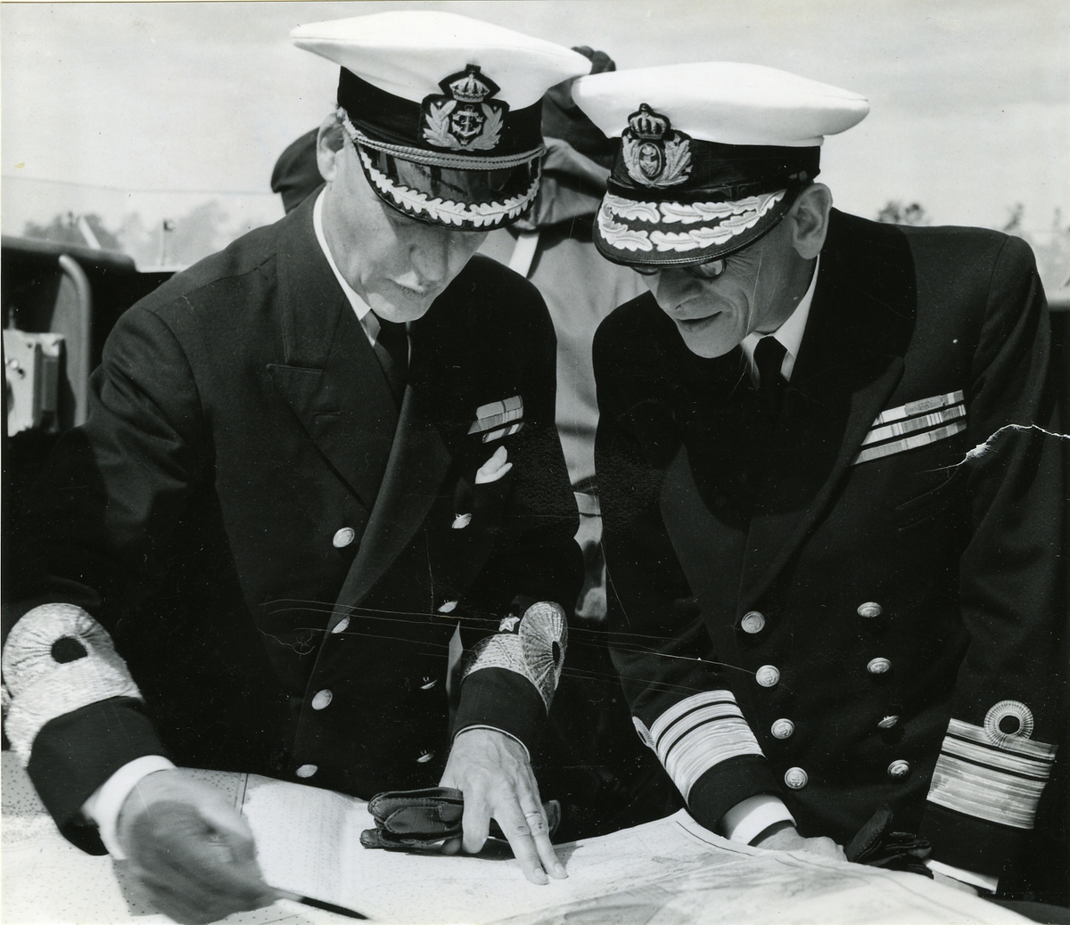 Cheferna för den svenska och danska marinen ombord på T107 aug. 1955.