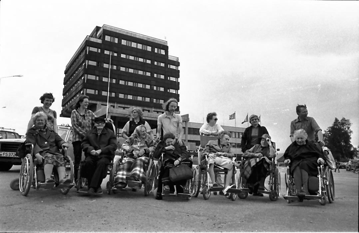 Pensjonister i rullestoler på Tynset-by'n. 
