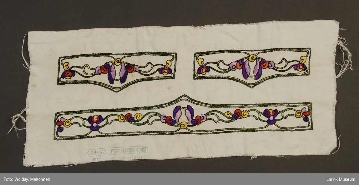 Form: linlerret med broderi i silke,ant. lomme-
