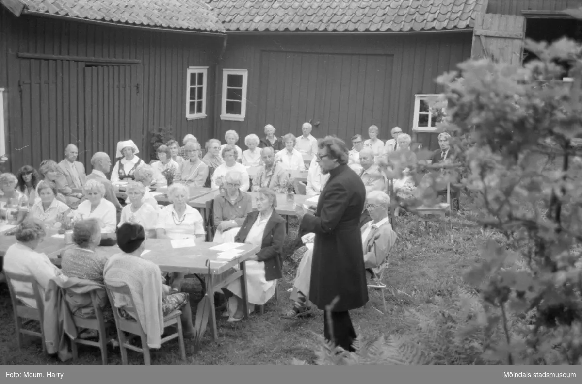 Gudstjänst vid Börjesgården i Hällesåker, Lindome, år 1984.

För mer information om bilden se under tilläggsinformation.