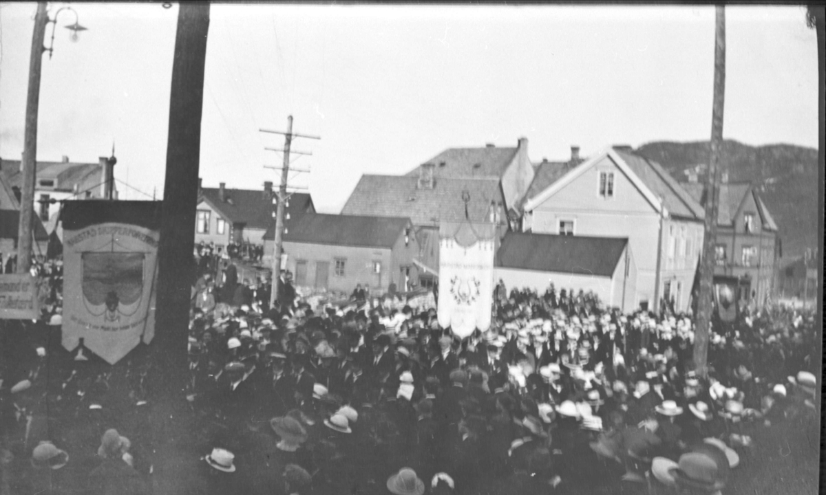 Folk og faner i Hvedings gate på 17. mai, antagelig like før 1920.