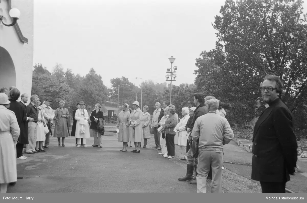 Kyrkogårdsvandring vid Lindome kyrka i Lindome, år 1984.

För mer information om bilden se under tilläggsinformation.